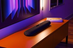 Moderne Wohnzimmer mit Fernseher und Lautsprecher