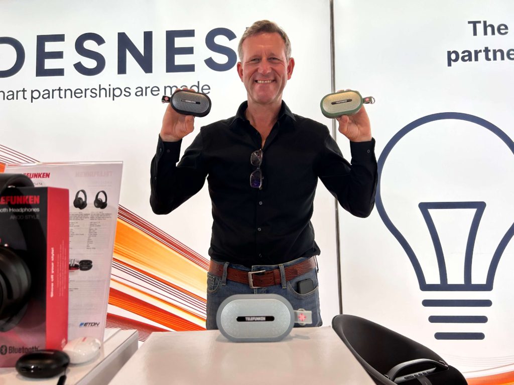 Rüdiger Forse zeigt die Telefunken SOUNDBUDDY TWS auf der IFA 2025