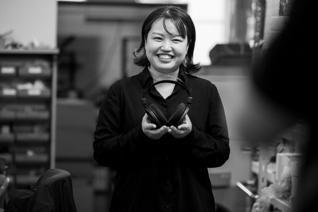 Shiwaku Nonomi ist seit zehn Jahren Kopfhörer-Ingenieurin und entwickelte die brandneuen, offenen Modelle der R-Serie.