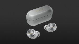 Ein Paar Technics EAH-AZ100 In-Ears, gezeigt vor dem Ladecase, symbolisiert hochwertigen Klang und modernes Design