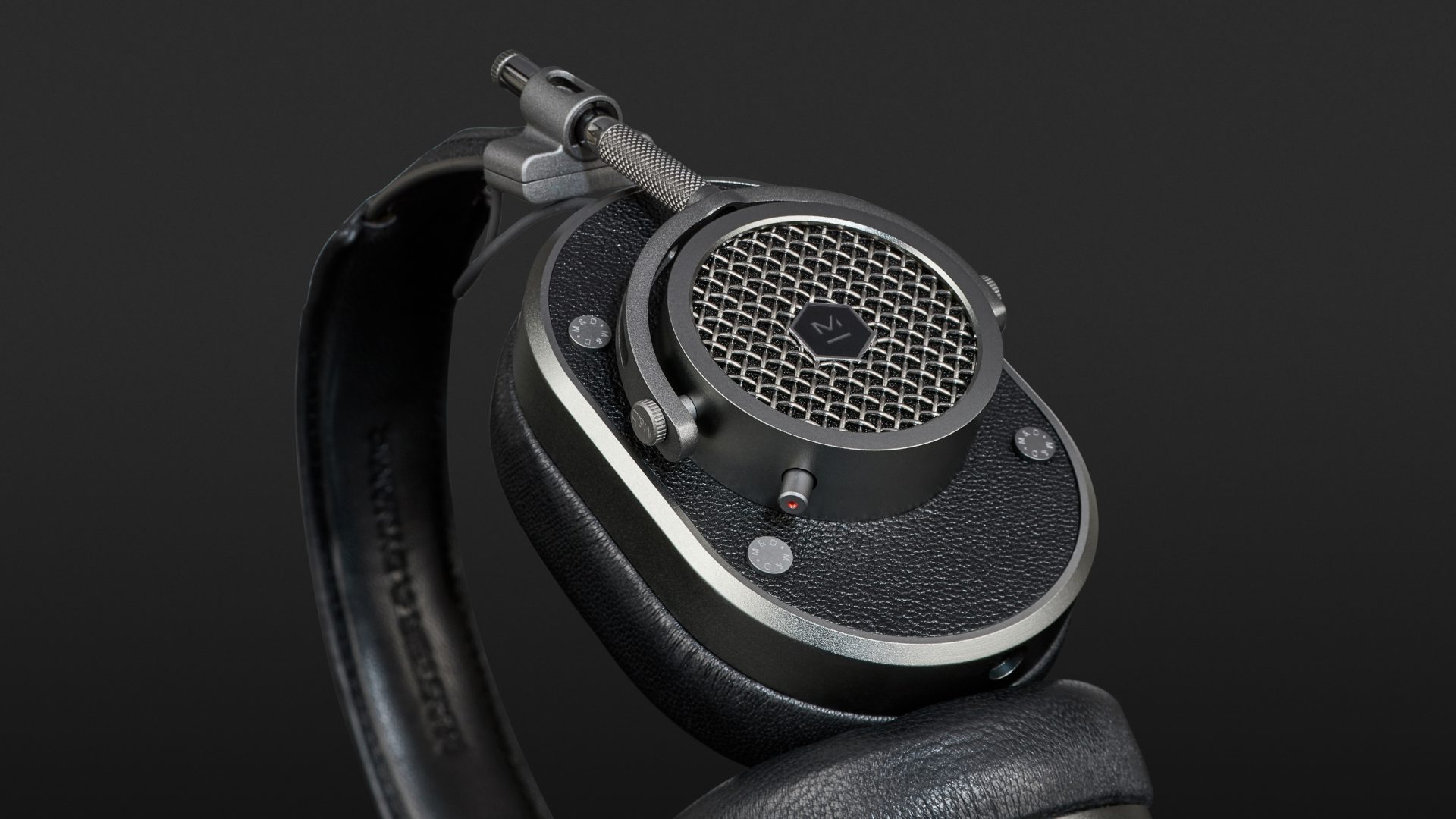 der einen preisgekrönten Klang erzeugt kabelgebundener ohrumschließender Kopfhörer aus Leder und Aluminium Master & Dynamic MH40 Leica-Ausgabe: ein erstklassiger 