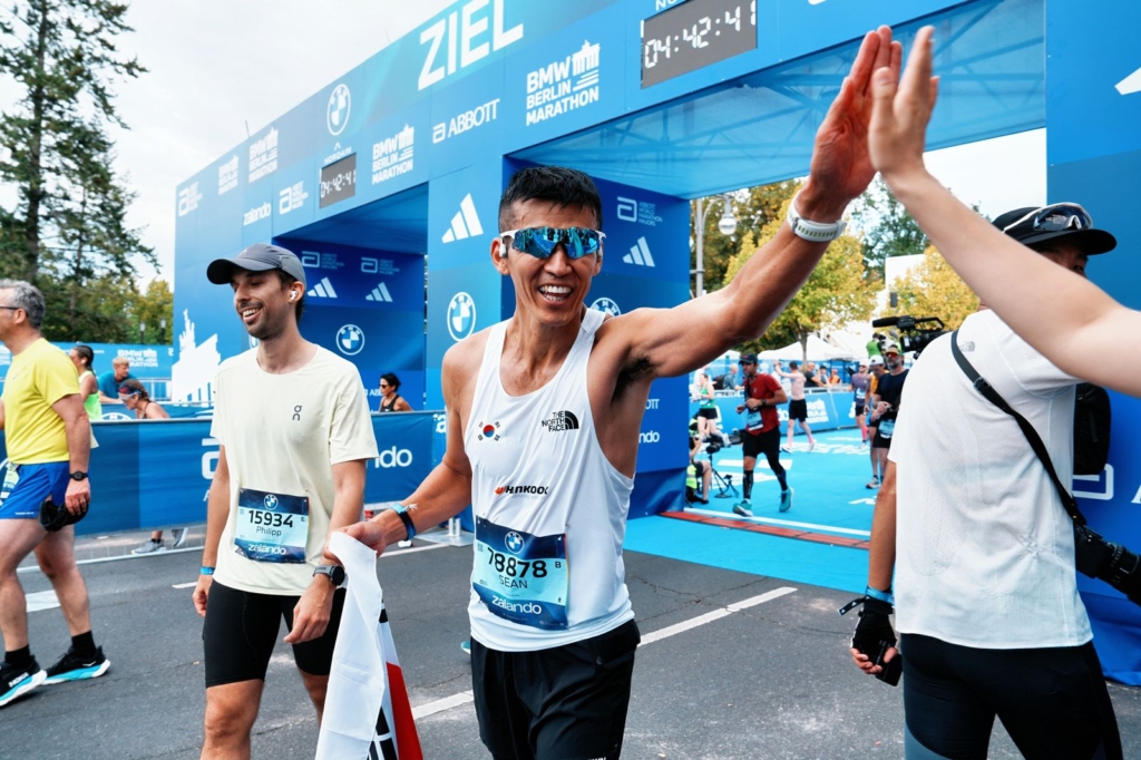 Marathonläufer erreicht das Ziel.